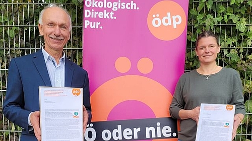 DP-Landesvorsitzende Agnes Becker und Sepp Rettenbeck, Kommunalpolitiker und Initiator der ÖDP-Petition 